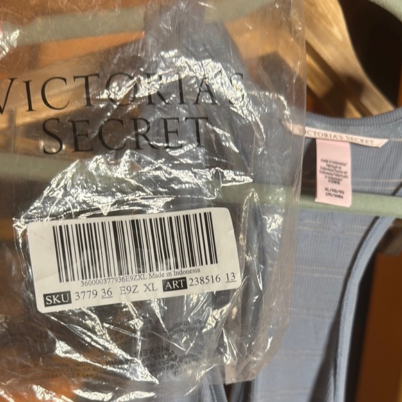 NIP Victoria’s Secret Ribbed Racerback Blue Tank Top Size XL - Picture 7 of 7